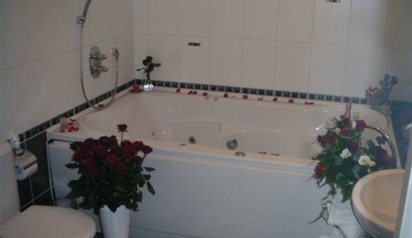 Restaurant-Pension L-Club Hluboká nad Vltavou - svatební pokoj s whirlpoolem